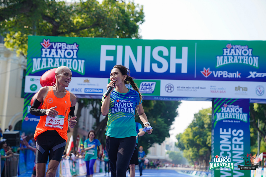 Những khoảnh khắc về đích ấn tượng của VPBank Hanoi Marathon 2019 Những khoảnh khắc về đích ấn tượng của VPBank Hanoi Marathon 2019